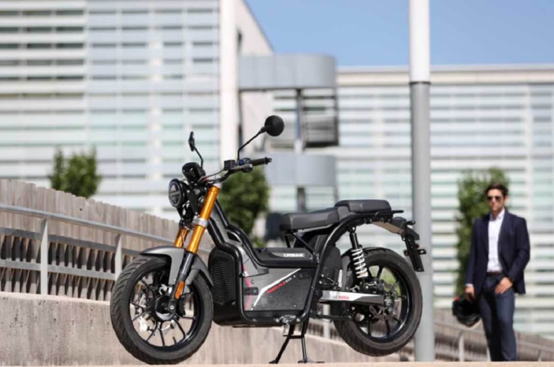 The Rieju Nuuk Urban 8.5 Electric Motorbike is equipped with a lithium-ion battery pack