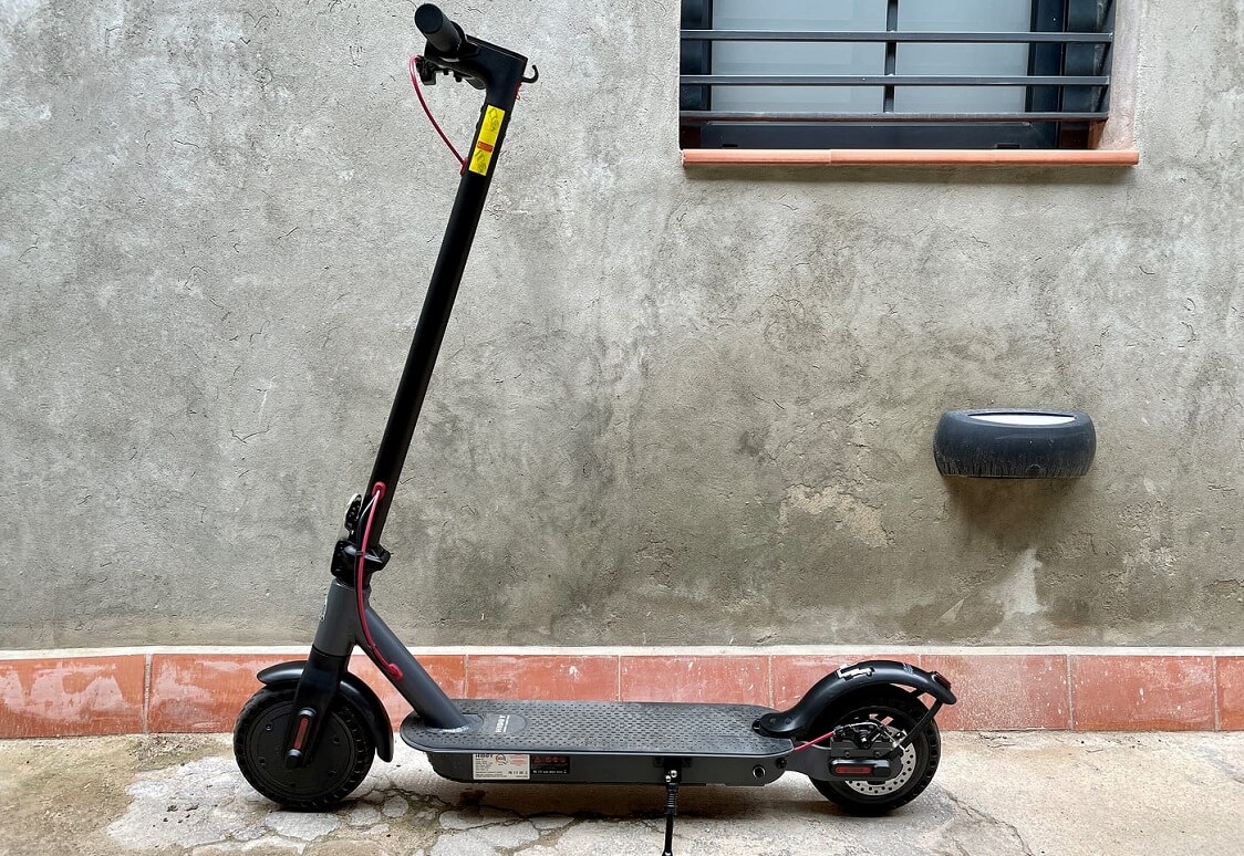The Hiboy S2 electric scooter excels in user-friendliness and convenience, making it an ideal choice for riders of all levels of experience