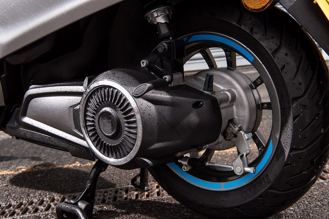 Vespa Elettrica Brakes — The Vespa Elettrica is equipped with a reliable braking system